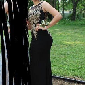 Black & gold detail prom dress size: medium (7-8)